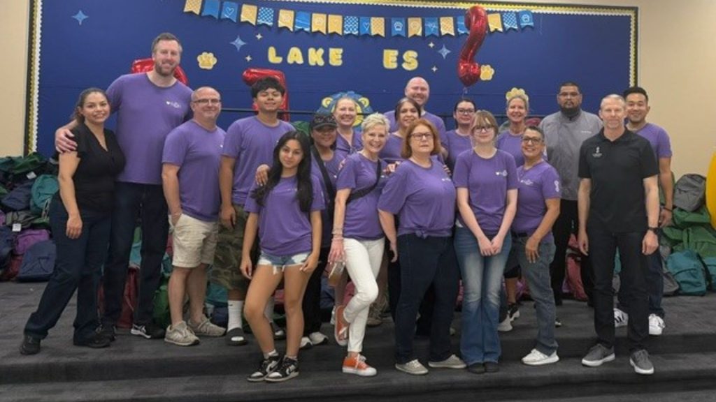 a picture of SAHARA folks volunteering at an elementary school